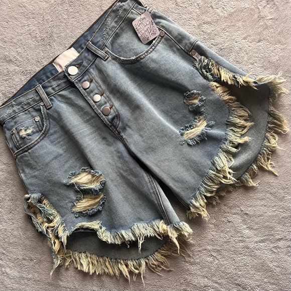One Teaspoon Pants - NWT One Teaspoon Free People Frankies Cutoff Distressed Denim Button-Fly Shorts